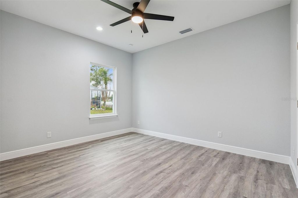 Image 19 of property listing at 2043 WATERSEDGE DRIVE, Deltona, FL 32738