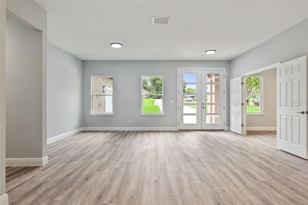 Image 3 of property listing at 2043 WATERSEDGE DRIVE, Deltona, FL 32738