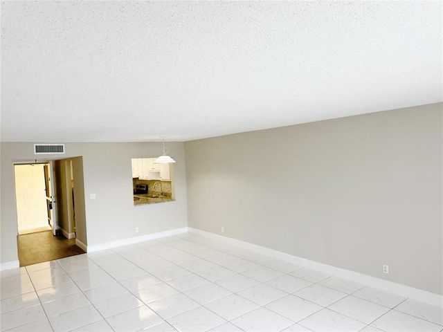 2788 TENNIS CLUB Drive 101, West Palm Beach, FL 33417