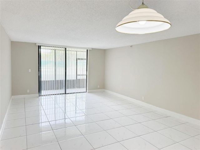 2788 TENNIS CLUB Drive 101, West Palm Beach, FL 33417