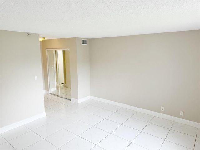 2788 TENNIS CLUB Drive 101, West Palm Beach, FL 33417