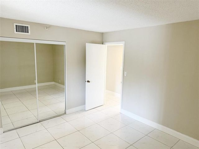 2788 TENNIS CLUB Drive 101, West Palm Beach, FL 33417