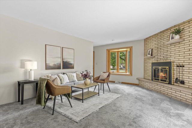3275 S Thornapple LANE, New Berlin, WI 53146