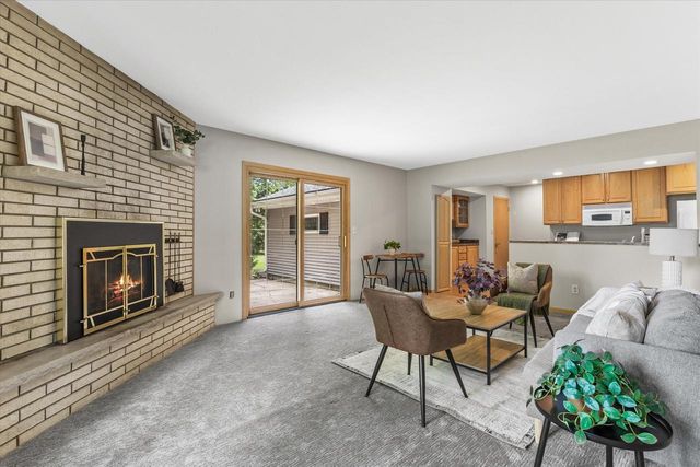 3275 S Thornapple LANE, New Berlin, WI 53146