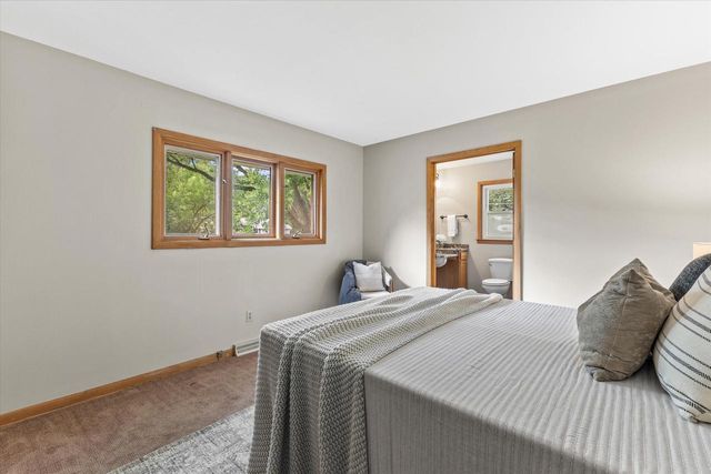 3275 S Thornapple LANE, New Berlin, WI 53146