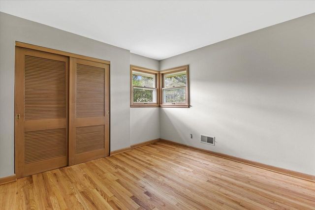 3275 S Thornapple LANE, New Berlin, WI 53146