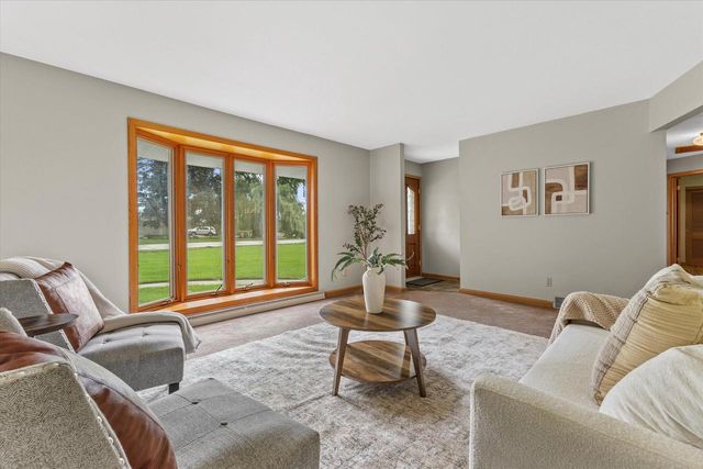 3275 S Thornapple LANE, New Berlin, WI 53146