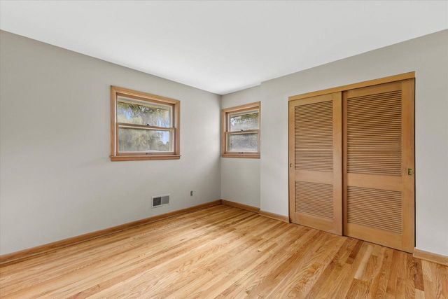 3275 S Thornapple LANE, New Berlin, WI 53146