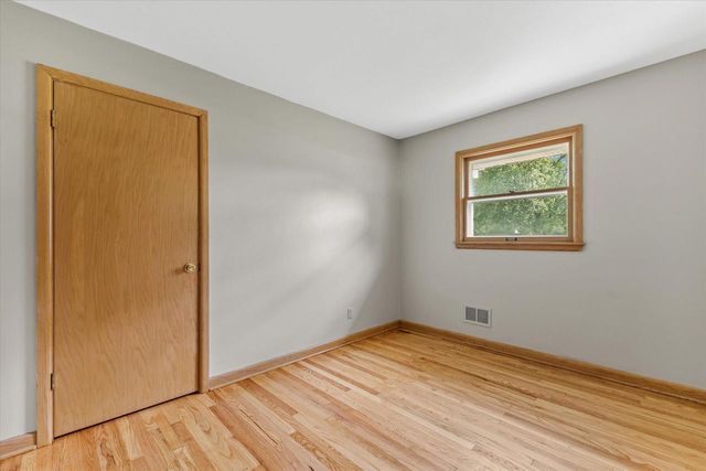 3275 S Thornapple LANE, New Berlin, WI 53146