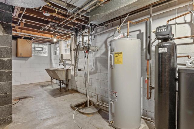 3275 S Thornapple LANE, New Berlin, WI 53146