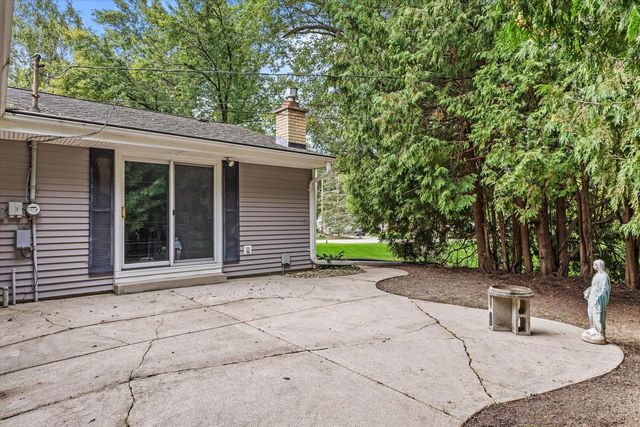 3275 S Thornapple LANE, New Berlin, WI 53146