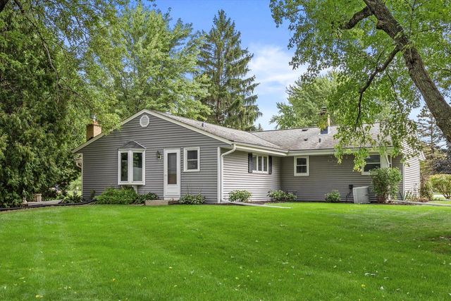 3275 S Thornapple LANE, New Berlin, WI 53146