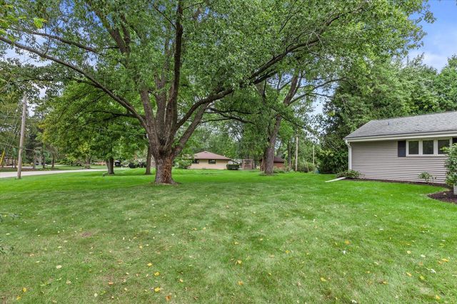 3275 S Thornapple LANE, New Berlin, WI 53146