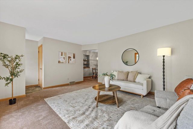 3275 S Thornapple LANE, New Berlin, WI 53146