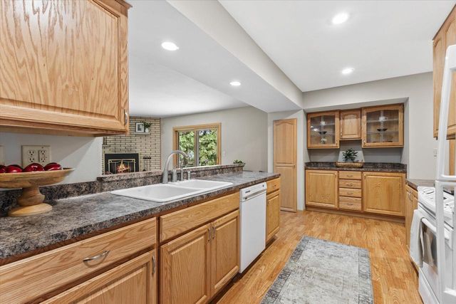 3275 S Thornapple LANE, New Berlin, WI 53146
