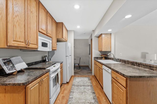 3275 S Thornapple LANE, New Berlin, WI 53146