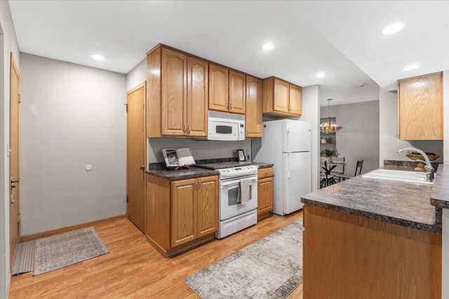 3275 S Thornapple LANE, New Berlin, WI 53146