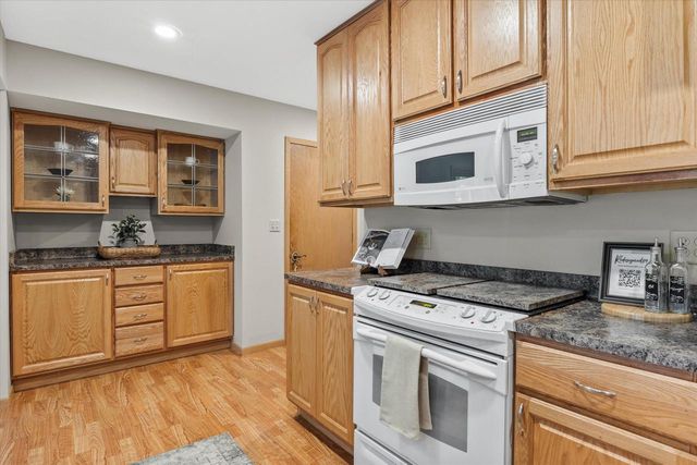 3275 S Thornapple LANE, New Berlin, WI 53146