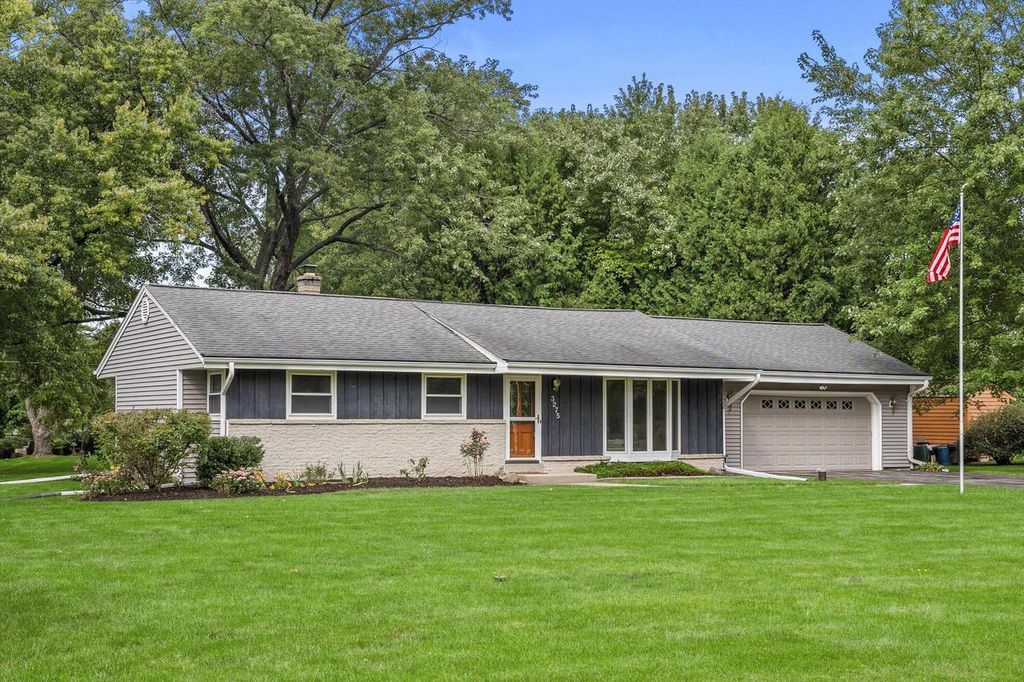 3275 S Thornapple LANE, New Berlin, WI 53146