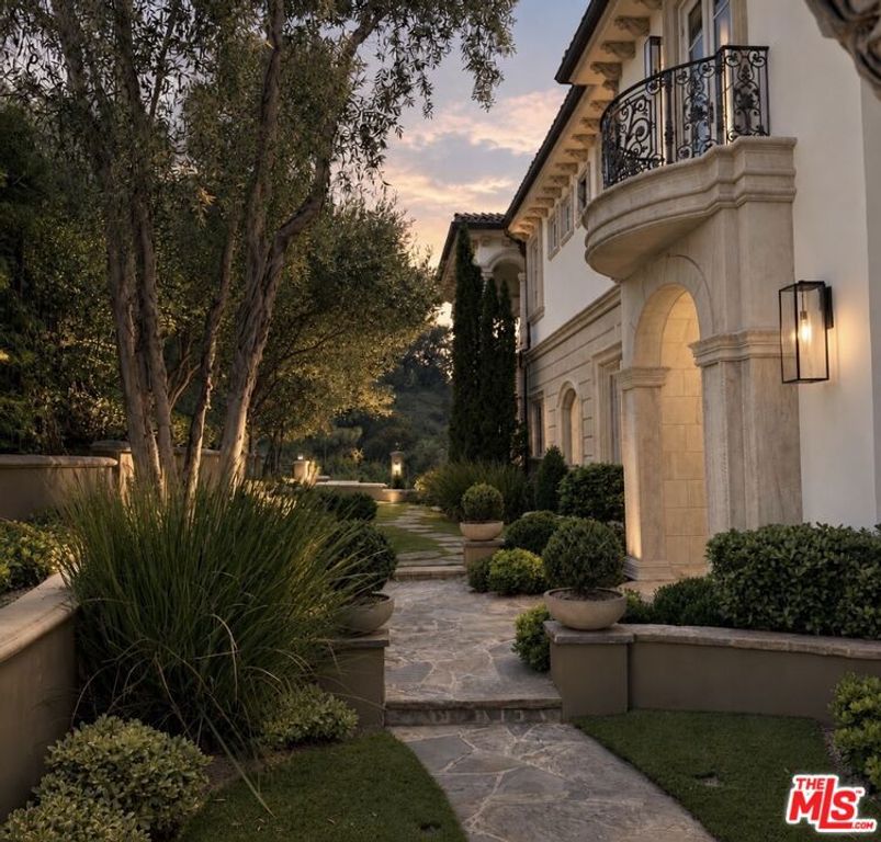 2680 Bowmont Drive, Beverly Hills, CA 90210 — exterior