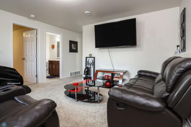 945 31st Avenue W, West Fargo, ND 58078