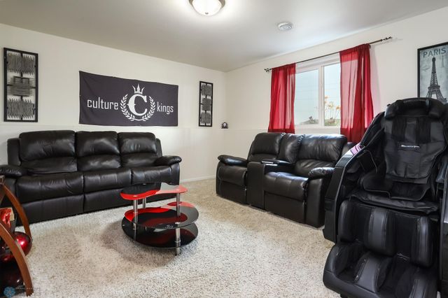 945 31st Avenue W, West Fargo, ND 58078