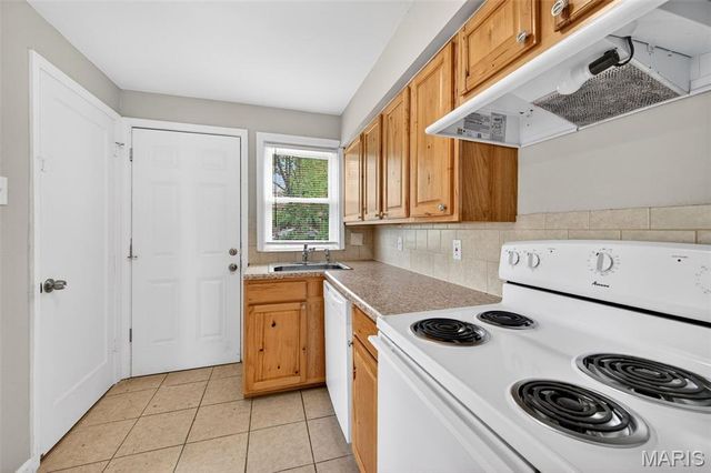 1127 Pembroke Drive, St Louis, MO 63119