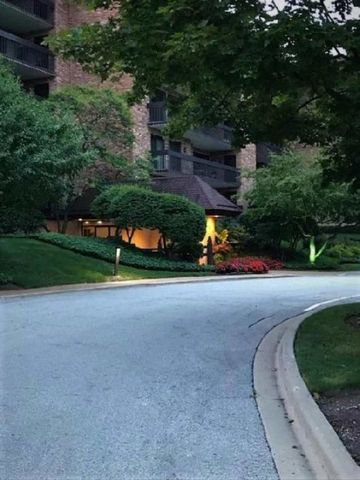 3851 Mission Hills Road 303, Northbrook, IL 60062