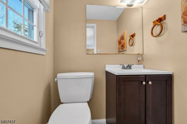 9 Corsica Rd, Hopatcong Boro, NJ 07843