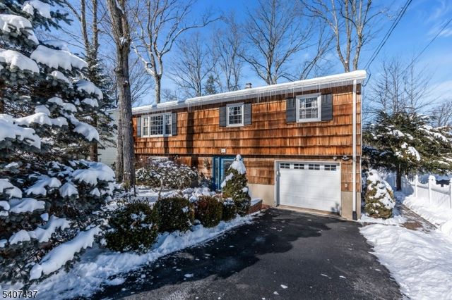 9 Corsica Rd, Hopatcong Boro, NJ 07843
