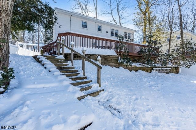 9 Corsica Rd, Hopatcong Boro, NJ 07843