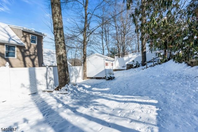 9 Corsica Rd, Hopatcong Boro, NJ 07843