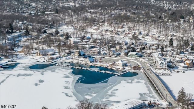 9 Corsica Rd, Hopatcong Boro, NJ 07843