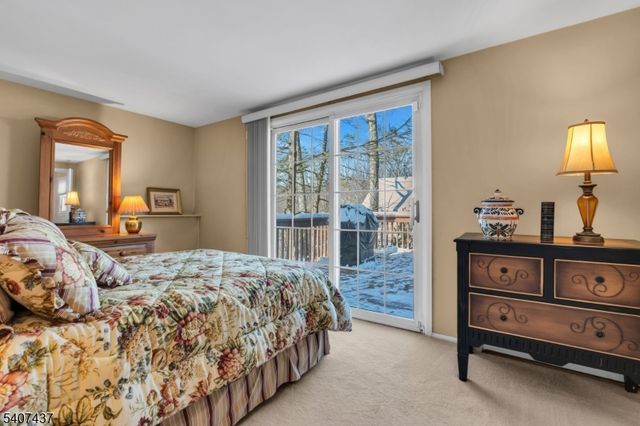 9 Corsica Rd, Hopatcong Boro, NJ 07843