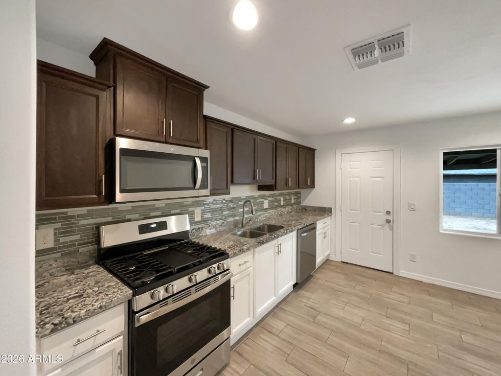 Image 2 of property listing at 1838 W ALTA VISTA Road, Phoenix, AZ 85041