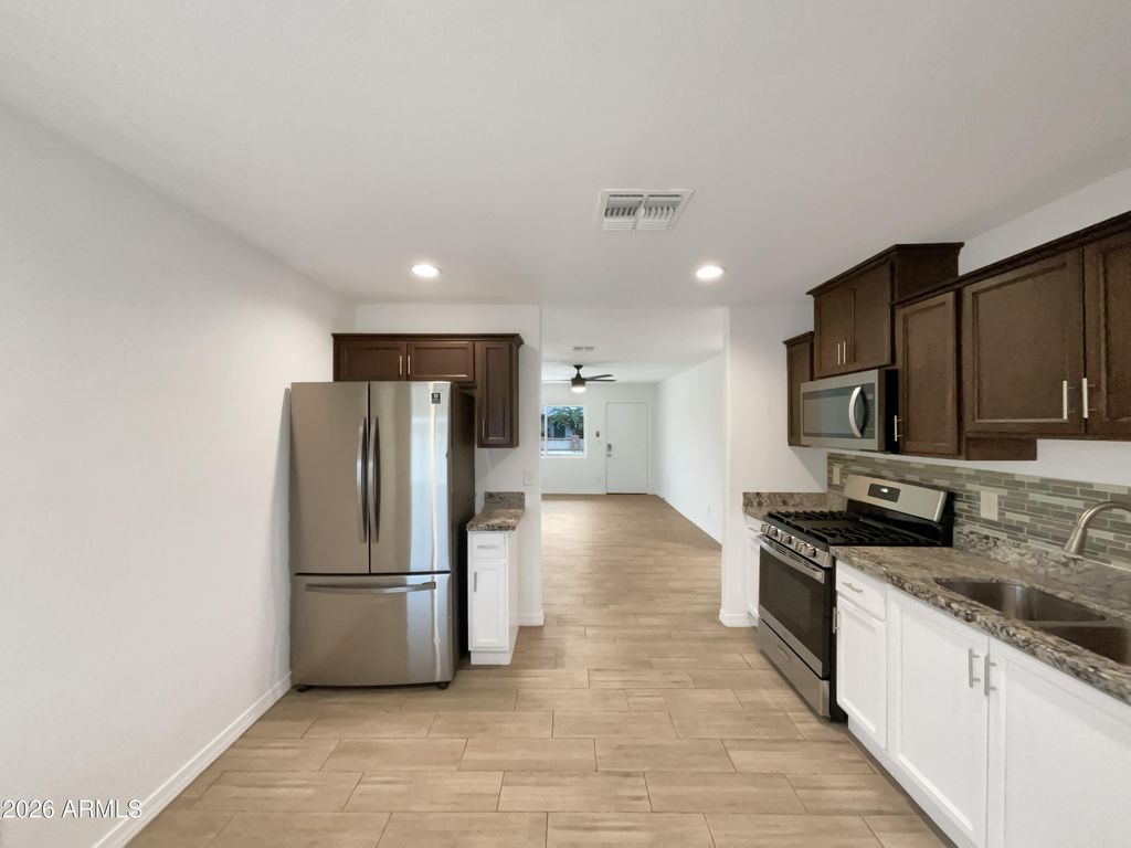 Image 9 of property listing at 1838 W ALTA VISTA Road, Phoenix, AZ 85041