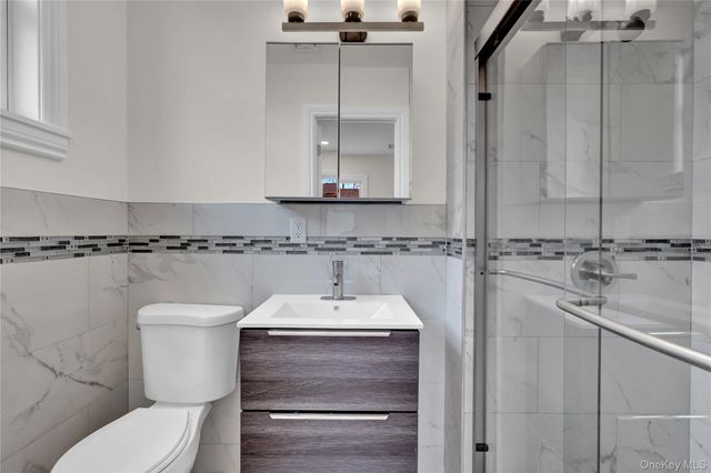 1010 California Place S, Island Park, NY 11558