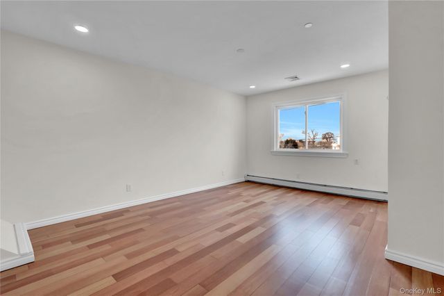 1010 California Place S, Island Park, NY 11558