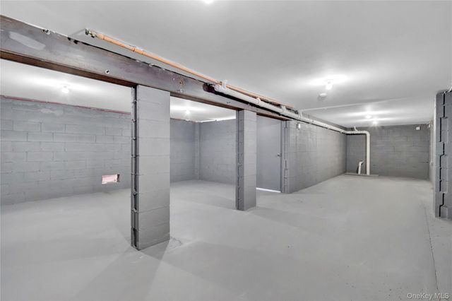 1010 California Place S, Island Park, NY 11558