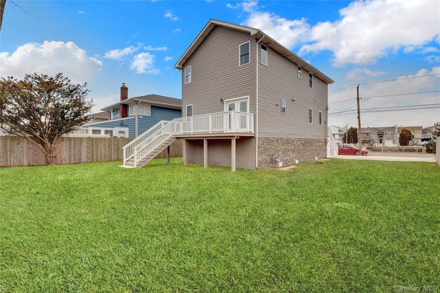 1010 California Place S, Island Park, NY 11558