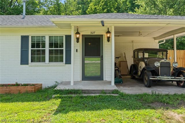 3127 Twin Oaks Road, Van Buren, AR 72956