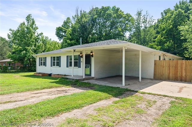 3127 Twin Oaks Road, Van Buren, AR 72956