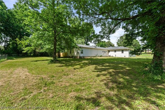 3127 Twin Oaks Road, Van Buren, AR 72956