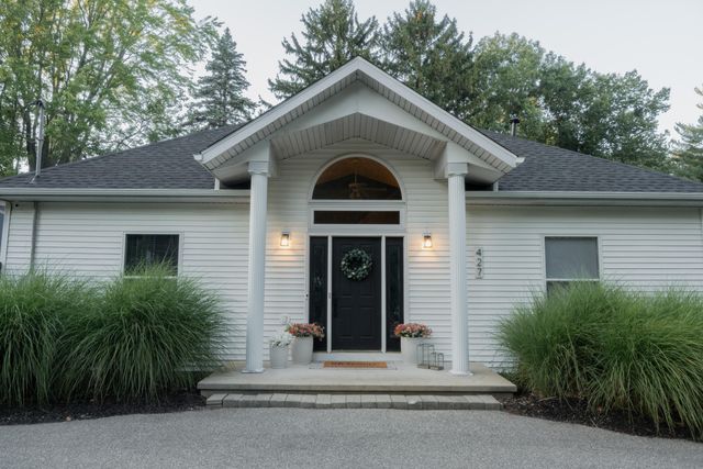 427 Lamoreaux Drive Nw, Alpine Twp, MI 49321