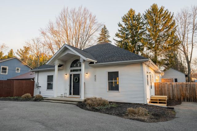 427 Lamoreaux Drive Nw, Alpine Twp, MI 49321