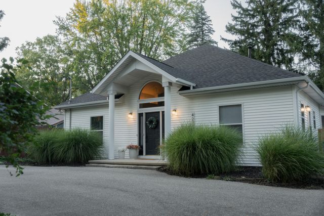 427 Lamoreaux Drive Nw, Alpine Twp, MI 49321