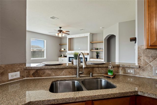 9611 Indian Trail, Mont Belvieu, TX 77523