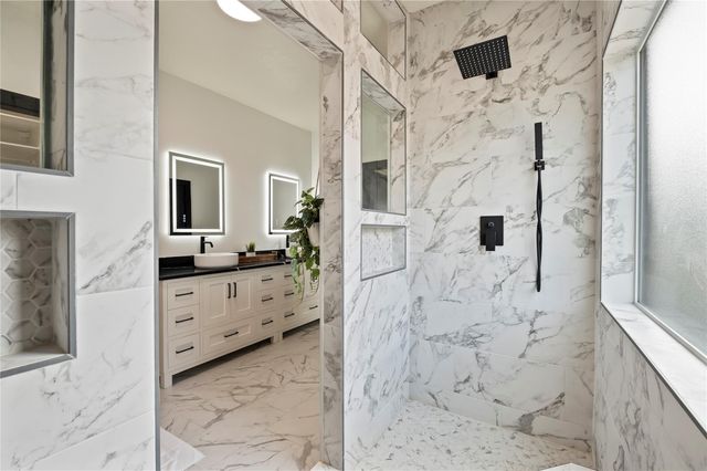 9611 Indian Trail, Mont Belvieu, TX 77523