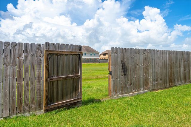 9611 Indian Trail, Mont Belvieu, TX 77523