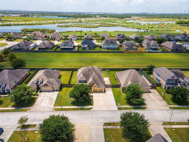 9611 Indian Trail, Mont Belvieu, TX 77523